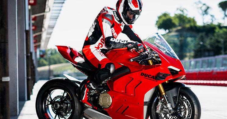 Ducati presenta su línea de equipación y cascos 2022
